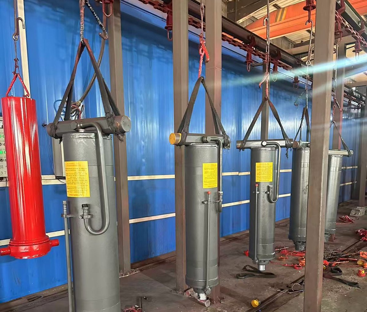 Front-end lift cylinders on the paint line at the Wanzhitong workshop
