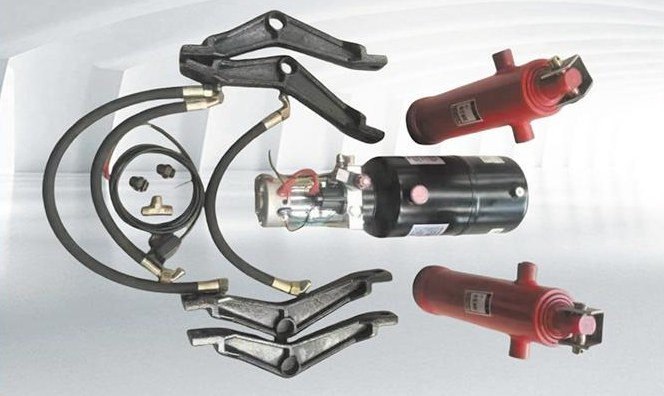 Twin-lift cylinder system with pump and valve